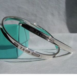 837 Interlocking Bangle Bracelet 